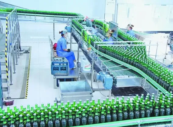 瓶裝貼標前段，高效吹干效果現場